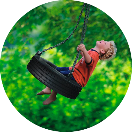 criança balançando